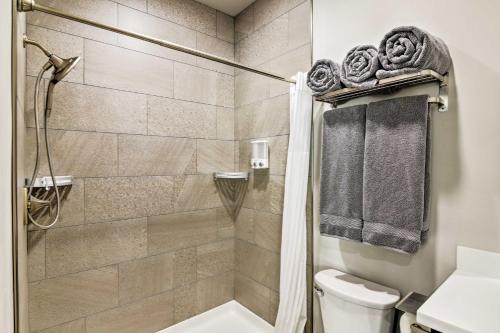 un baño con ducha y WC en Anchorage Studio Escape about 14 Miles from Downtown!, en Anchorage