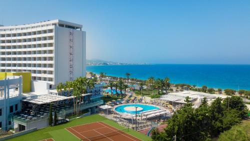 uma vista aérea de um hotel e do oceano em Akti Imperial Deluxe Resort & Spa Dolce by Wyndham em Ixia