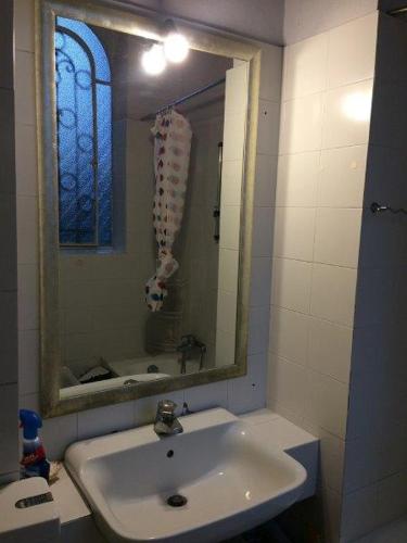 La salle de bains est pourvue d'un lavabo et d'un miroir. dans l'établissement Martina, à Turin