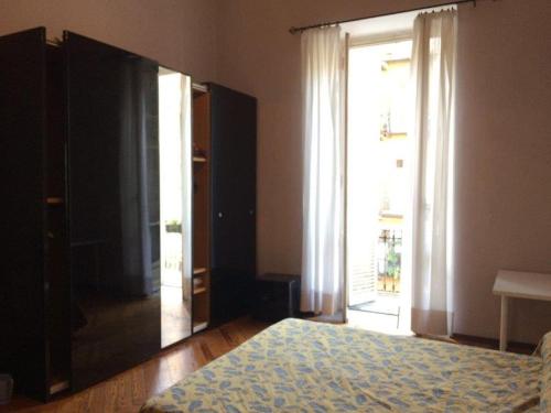1 dormitorio con cama y ventana grande en Martina en Turín
