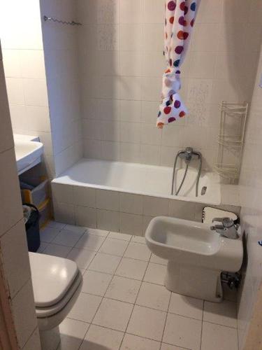 La salle de bains est pourvue de toilettes, d'un lavabo et d'une baignoire. dans l'établissement Martina, à Turin