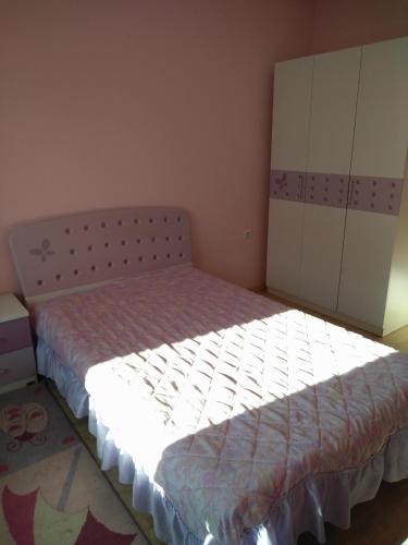 A bed or beds in a room at апартамент Ванеса