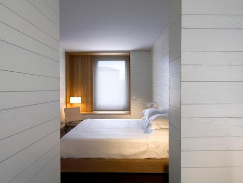 a bedroom with a bed and a window at Atrio in Cáceres