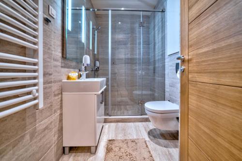 Ένα μπάνιο στο Luxury Kalman Centar Apartman