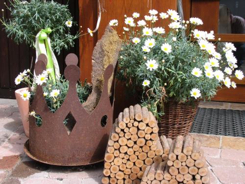 a display of flowers and a bunch of logs at Hotel Kimmig in Bad Peterstal-Griesbach