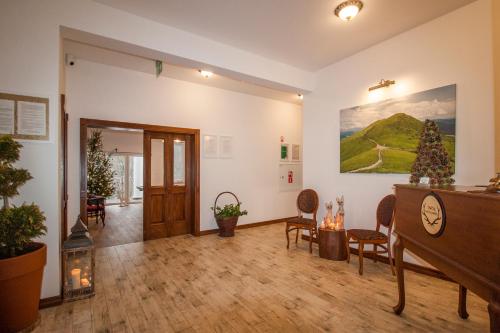 a living room with a clock on the wall at Dwór i Dworek Leszczowate Wellness & Spa in Ustrzyki Dolne