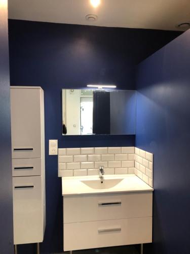 サンタマン・レゾーにあるAux Thermesのバスルーム(白い洗面台、鏡付)