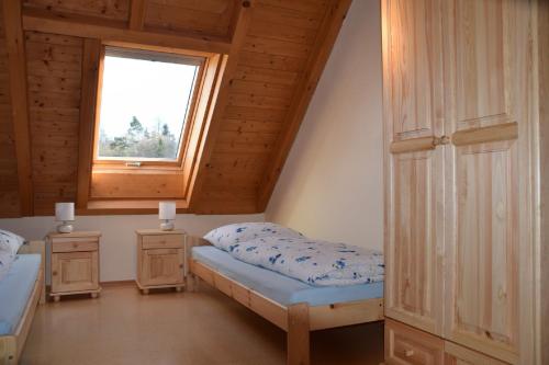 una camera con due letti e una finestra di Pferdefreunde Loberhof a Weihenzell