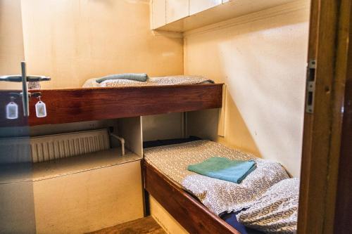 מיטה או מיטות קומותיים בחדר ב-Amice