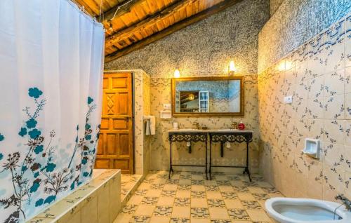 Vannas istaba naktsmītnē Casa Rural Ermita Azul