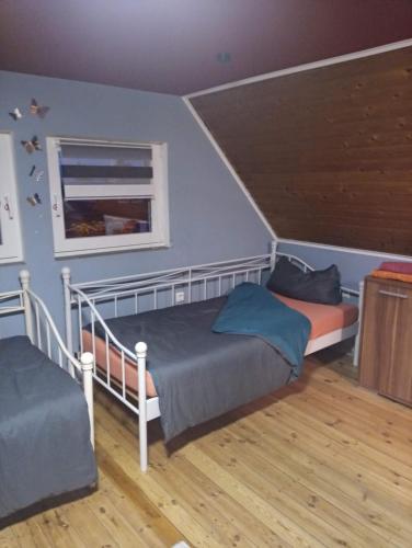 ピルマゼンスにあるMonteurunterkunft Haus Thomas Pirmasensのベッドルーム1室(ベッド2台、窓付)