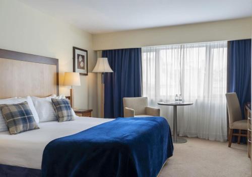 Una cama o camas en una habitación de Headfort Arms Hotel