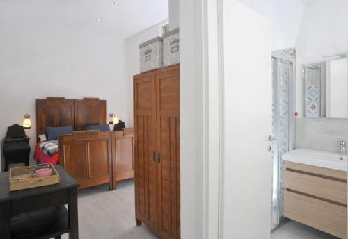 ein Wohnzimmer mit einem Waschbecken und einem Holzschrank in der Unterkunft Guest House La Genesa in Cernobbio