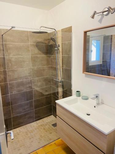 une salle de bain avec douche et lavabo dans l'établissement Maison La Plaine, à Lourmarin