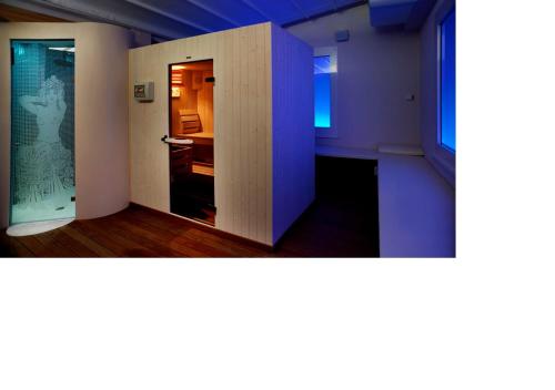 um quarto com paredes roxas e uma porta num quarto em Hotel Boemia em Riccione