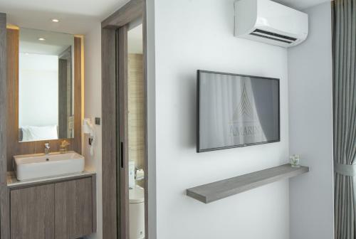 TV a/nebo společenská místnost v ubytování Amarin Hotel Rama 8