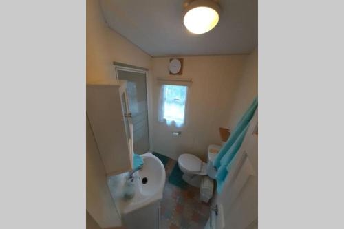 ein Badezimmer mit Toilette und Waschbecken in der Unterkunft Kimberley Lane Static, Cornwall in Gwennap