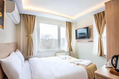 Habitación de hotel con cama y ventana en Royal Bosphorus Hotel & SPA Hamam, en Estambul
