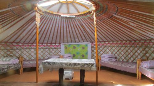Tsalgar的住宿－Khyargas Khuh Bukh，一间设有圆顶帐篷的房间,里面配有一张桌子
