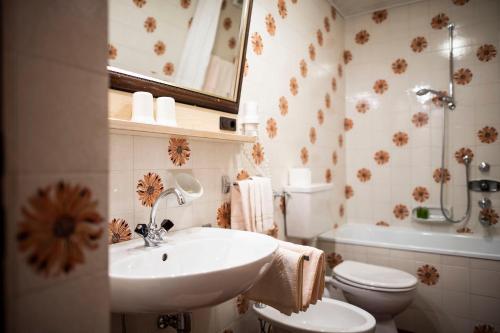 サン・カンディドにあるPost Residenceのバスルーム(洗面台、トイレ、鏡付)