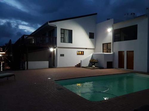 una casa con una piscina di fronte di Breede River Lodge a Witsand