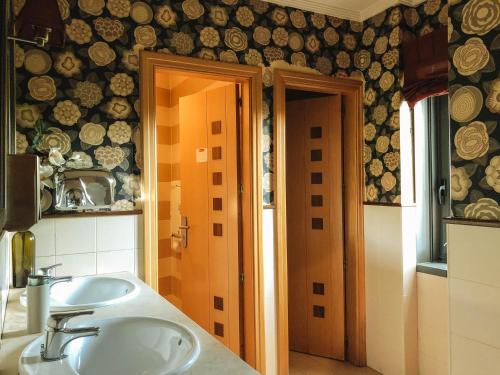 un baño con lavabo y espejo en Peregrina Hotel, en Sanxenxo