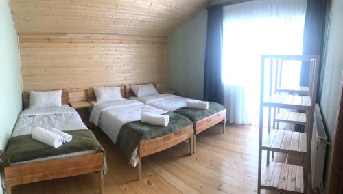 เตียงในห้องที่ Cozy Place in Kazbegi