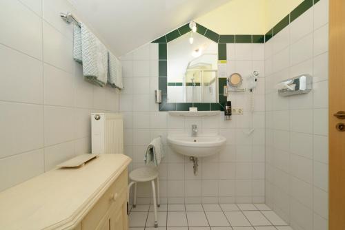 A bathroom at Hotel zum Maximilian