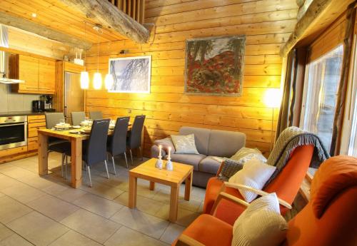 ein Wohnzimmer mit einem Sofa und einem Tisch in der Unterkunft Villa Vuossel in Ruka