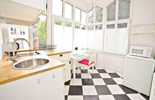 White Marina Apartment by Grand Apartments
