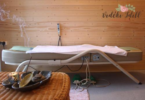 ノスヴァイにあるBoutique Vendégház Vidéki Idill Noszvajの二段ベッド1組(テーブル付)が備わるドミトリールームです。