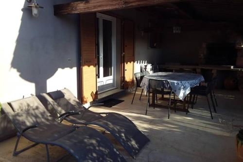 une terrasse avec une table et des chaises dans une maison dans l'établissement casa-anghjulina, à Porto-Vecchio
