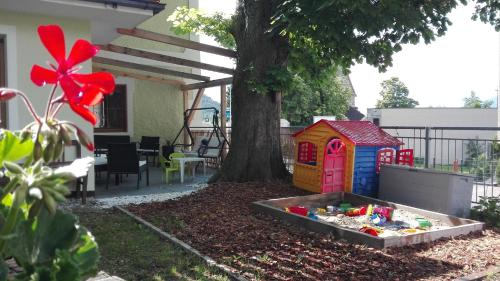 a garden with a play house and a tree at Zum Lindenwirt - Al Tiglio in Naz-Sciaves