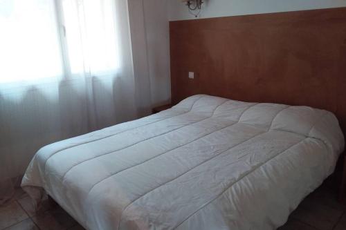 - un lit blanc dans une chambre avec fenêtre dans l'établissement casa-anghjulina, à Porto-Vecchio