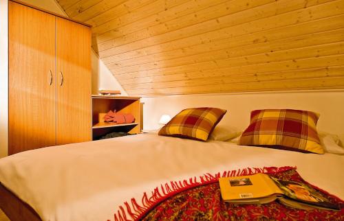 Un pat sau paturi într-o cameră la Schlosspark Bad Saarow