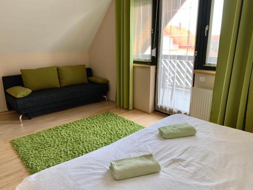 Un pat sau paturi într-o cameră la Levendula Vendégház