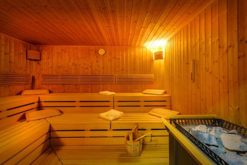 a sauna with two beds and a tub in it at Hotel Schloss Nebra in Nebra