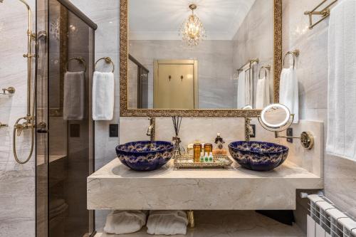 Salle de bains dans l'établissement Hotel Colline de France