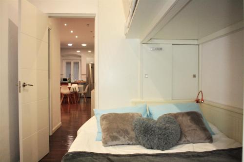 1 dormitorio con 1 cama con 2 almohadas en Apartamento Jare, en Bilbao