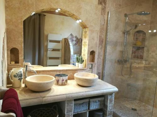 La salle de bains est pourvue de 2 lavabos et d'une douche. dans l'établissement Maison 3 étoiles avec jardin pour familles, sportifs, curistes..., à Digne-Les-Bains