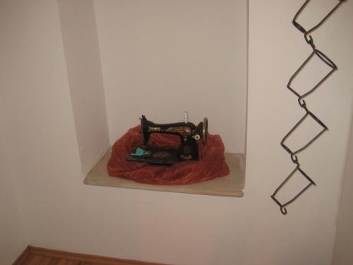 una pintura de una máquina de coser en una manta roja en Nest Apartment, en Dubrovnik