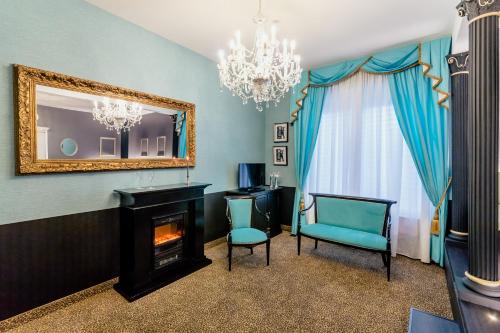 a living room with a fireplace and a mirror at Diamante MHotel in Collegno