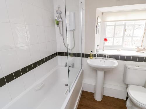 une salle de bain avec douche, lavabo et toilettes dans l'établissement Dove Cottage, à Pickering