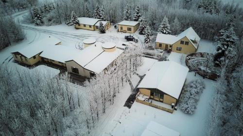 セールフォスにあるHotel Hjardarbolの雪に覆われた家屋の空見