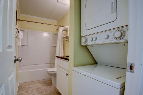 ein kleines Bad mit einem WC und einer Mikrowelle in der Unterkunft Ramsgate 4 in Seacrest