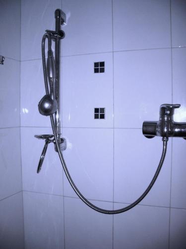 um chuveiro com ducha higiênica em um banheiro em 香港共居空间,九龙青年公寓 em Hong Kong