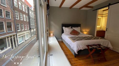 Schlafzimmer mit einem Bett und Blick auf ein Gebäude in der Unterkunft The Lastage Inn - Bed & Breakfast in Amsterdam