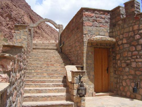 a set of stairs leading to a building with a door at Auberge Le Festival Todra Gorge in Aït Baha