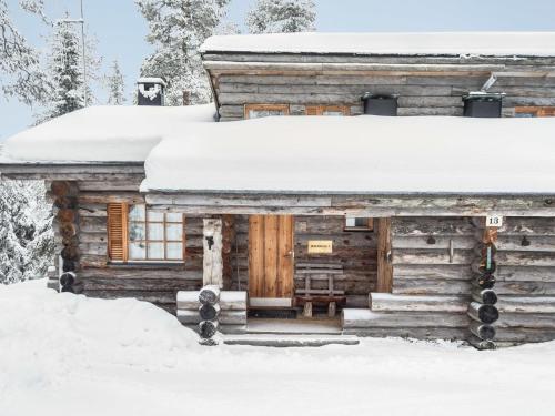 ルカにあるHoliday Home Rukankuu nr 1 by Interhomeの雪の丸太小屋