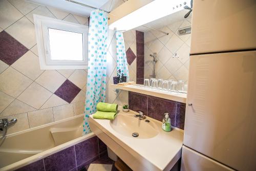 een badkamer met een wastafel en een bad bij Valley View Holiday Home with Sauna Mrak in Slap ob Idrijci
